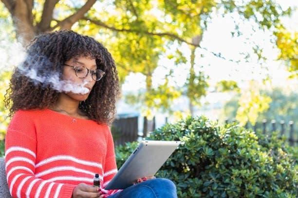 Aktuální hodnocení elektronických cigaret 2025 s recenzemi, srovnáním a tipy pro bezpečný výběr