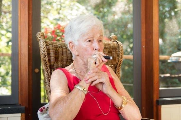 Test elektronická cigareta e - nejlepší tipy na výběr, náplně a péči