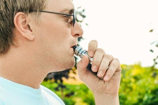 e cigareta vs klasická porovnání vlivu na zdraví, chuť a peněženku