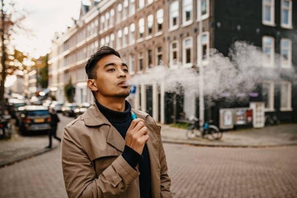 Moderní elektronická cigareta ruzova v praktickém designu ruzova recenze a tipy pro výběr