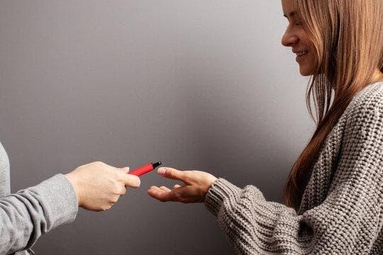 co obsahuje elektronické cigarety náplň bez nikotinu, přehled složení, bezpečnostní rizika a rady pro výběr