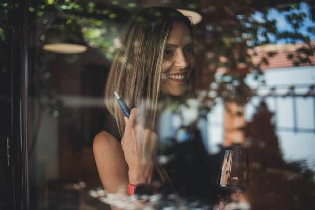 Praktický průvodce jak kouřit elektronickou cigaretu bezpečně a efektivně