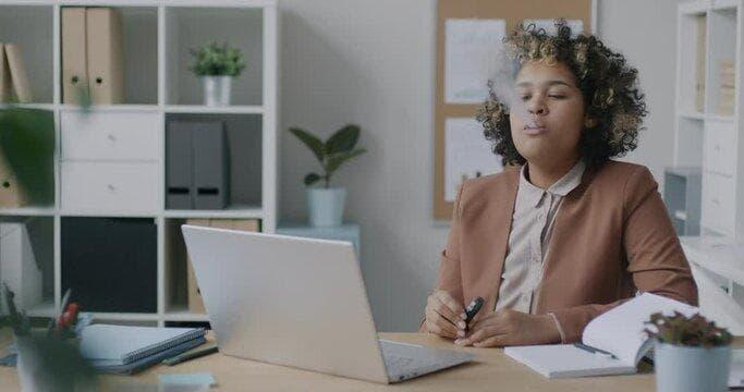 Co znamená zákaz elektronických cigaret 2025 pro prodejce, výrobce a uživatele